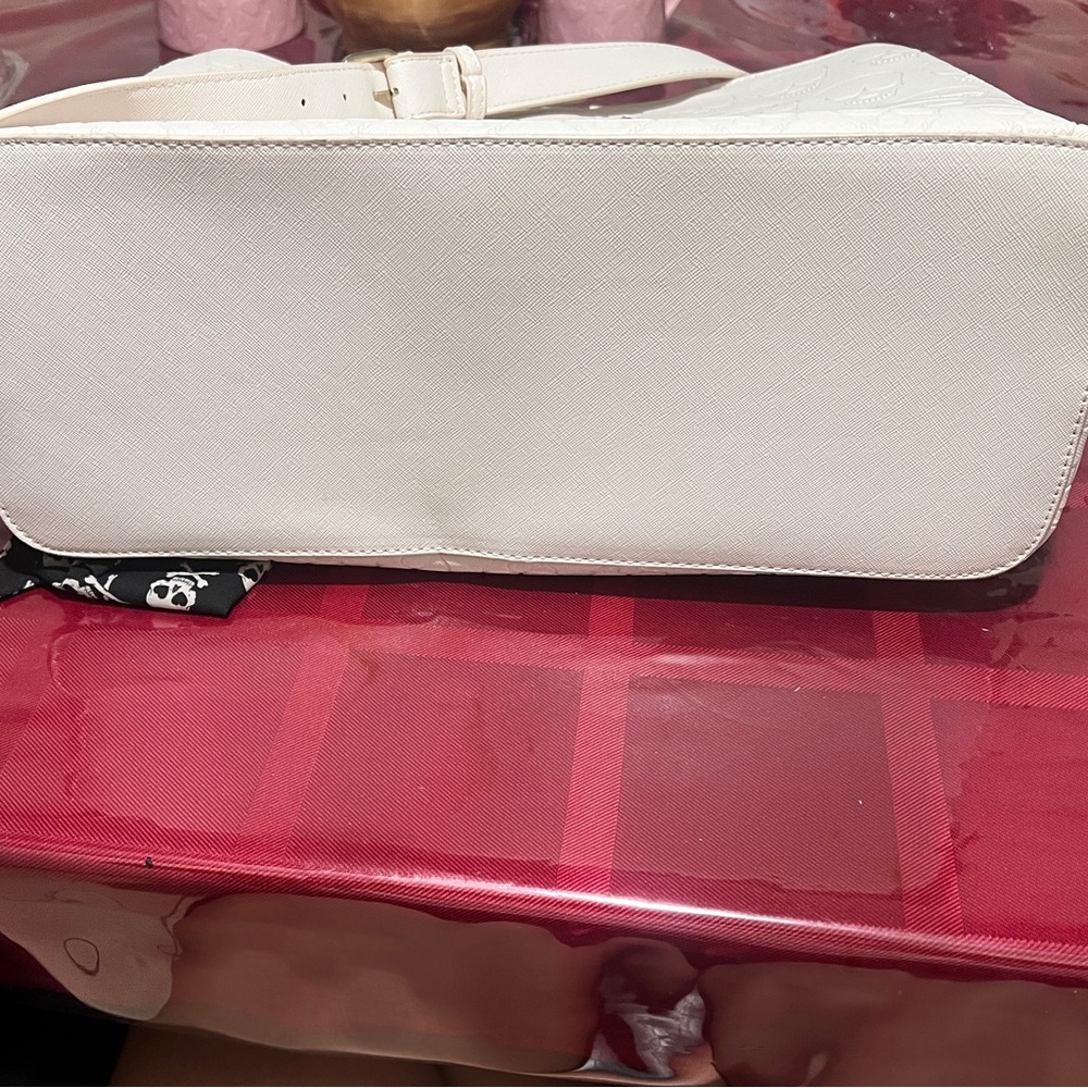 White Skull Embossed Handbag - Picture 13 of 13
